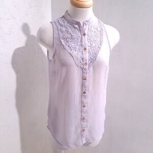 Dynamite | Pastel lilac purple button up sleevless blouse